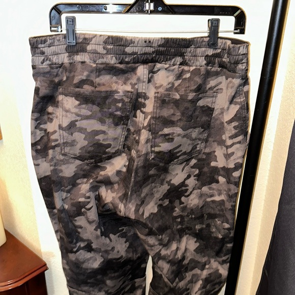 SPANX Stretch Twill Cargo Jogger Camo Gray color XL - Picture 4 of 12